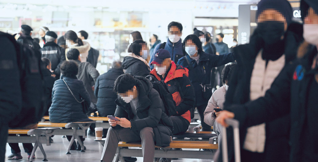 내년 1월 ‘마스크 의무 해제’ 보류…노년층·2030 알바생들 ‘안도’