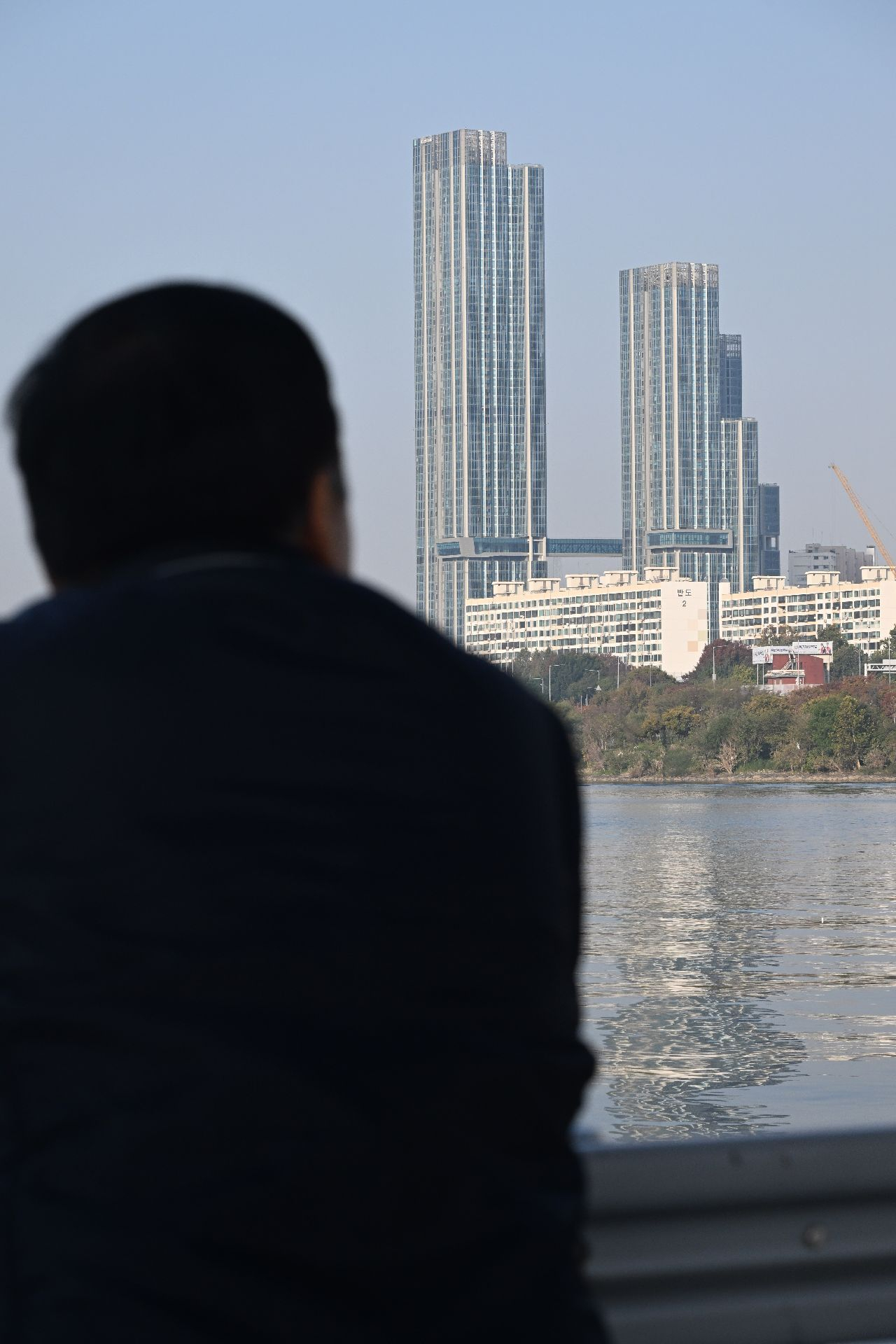 서울 서초구 잠수교에서 한 시민이 이촌동 일대 아파트단지를 바라보고 있다. 임세준 기자
