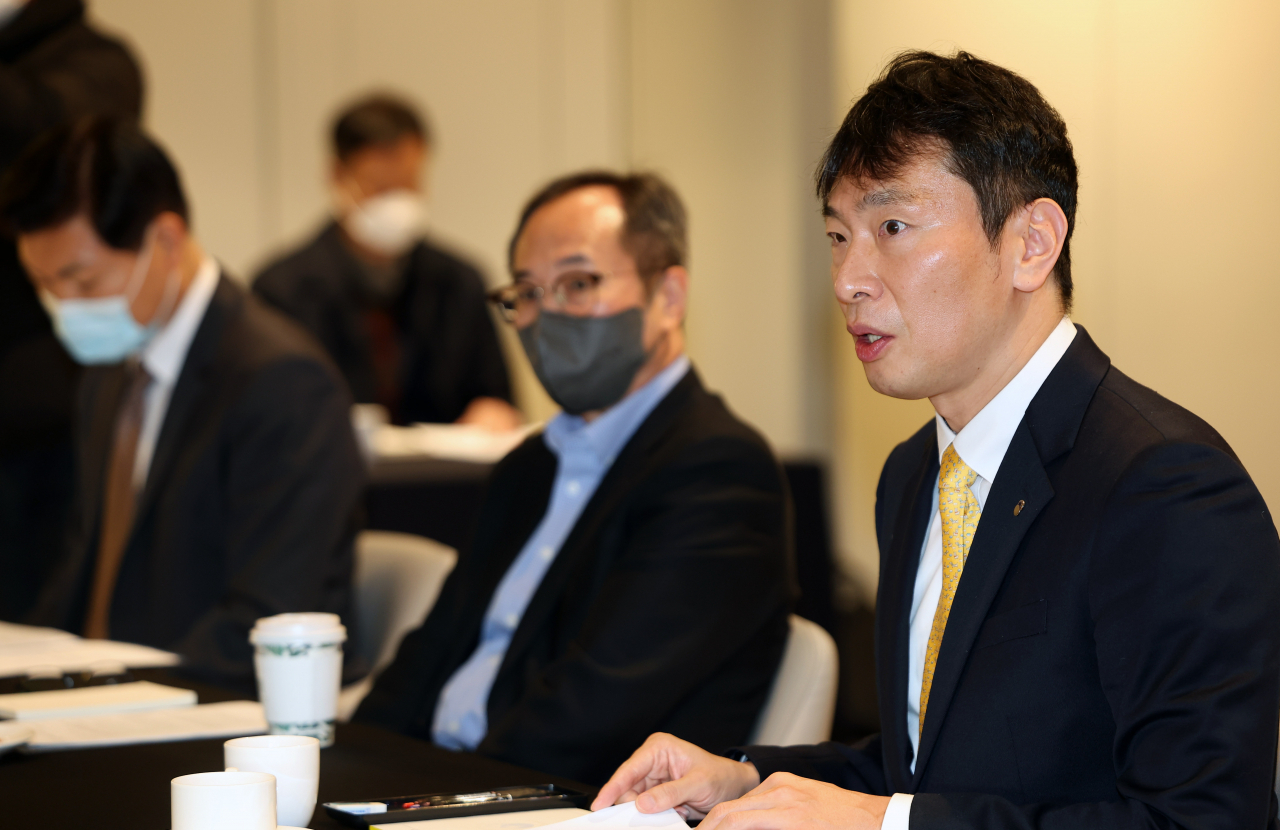 이복현 금융감독원장이 7일 오전 서울 뱅커스클럽에서 열린 연구기관장들과의 간담회에서 발언하고 있다. [연합]