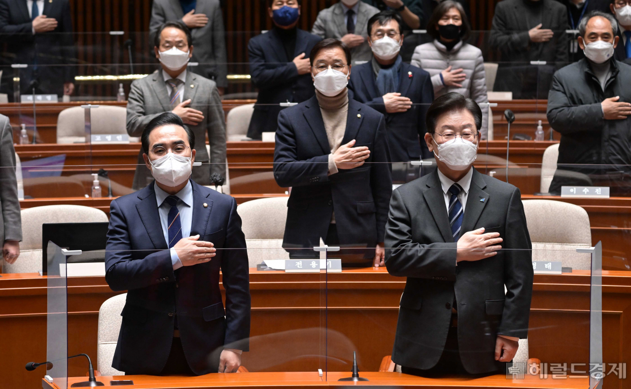 이재명 더불어민주당 대표와 박홍근 원내대표가 7일 오후 서울 여의도 국회 예결위회의장에서 열린 의원총회에 참석해 국민의례를 하고 있다. 이상섭 기자