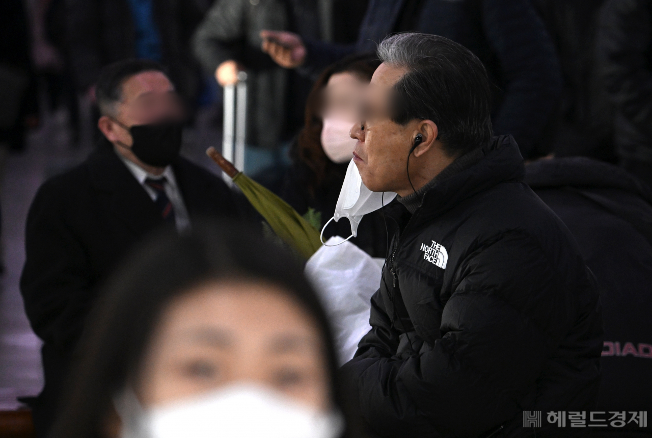 한 시민이 마스크를 벗고 있다. 임세준 기자