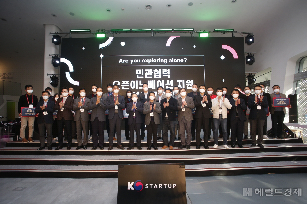 7일 진행한 ‘2022 민관협력 오픈이노베이션 지원 성과공유회’에 참석한 대기업과 스타트업 관계자들이 단체 촬영을 진행하고 있다. 행사에는 중소벤처기업부 임정욱 창업벤처혁신실장과 창업진흥원 김용문 원장이 참석했다.(사진제공=창업진흥원)