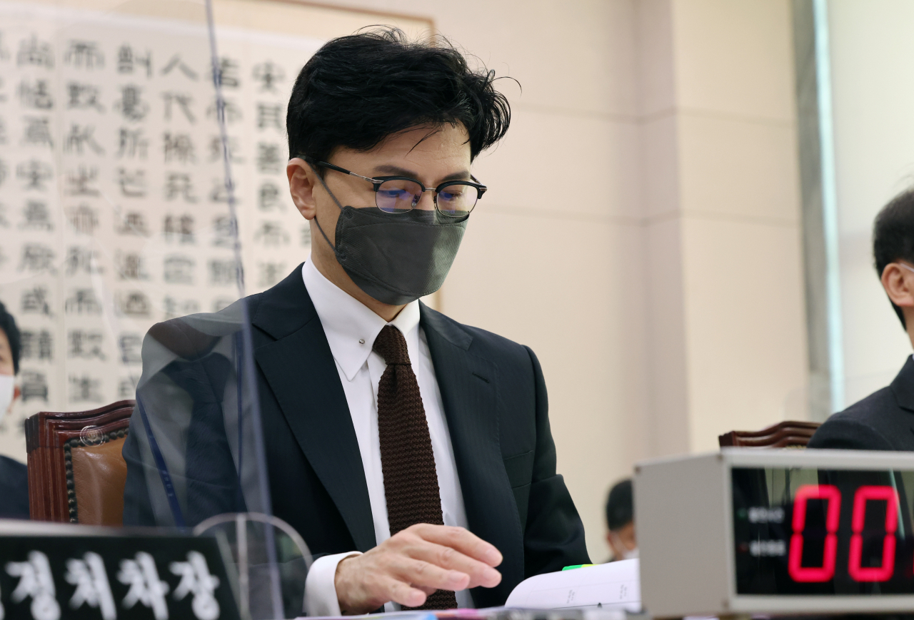 한동훈 법무부 장관이 7일 국회에서 열린 법제사법위원회에 참석해 자리에 앉아 있다. [연합]