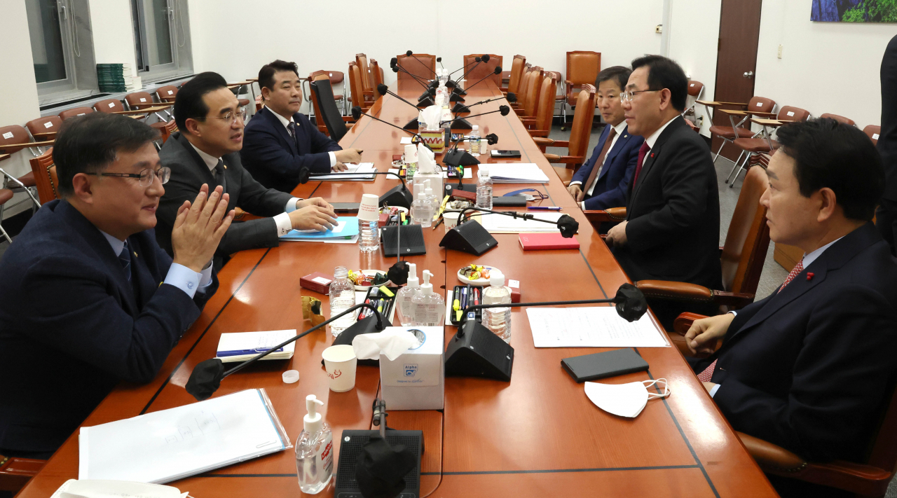 국민의힘 주호영 원내대표와 더불어민주당 박홍근 원내대표 등 여야 지도부가 6일 오후 국회 예결위 소회의실에서 내년도 예산안 협상을 논의하고 있다. 오른쪽부터 국민의힘 성일종 정책위의장, 주호영 원내대표, 이철규 예결위 간사, 더불어민주당 박정 예결위 간사, 박홍근 원내대표, 김성환 정책위의장. 연합뉴스