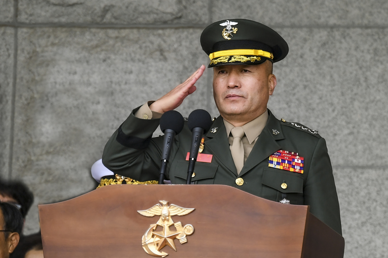 김계환 신임 해병대사령관(중장)이 7일 경기도 화성시 해병대사령부 연병장에서 열린 제36·37대 해병대사령관 이취임식 및 전역식에서 경례하고 있다. [연합]