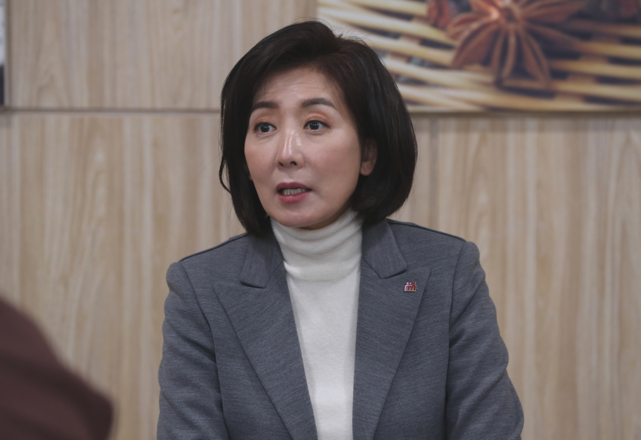 국민의힘 나경원 전 의원이 7일 대구 중구 한방 의료체험타운에서 열린 청년 4.0 포럼 참석에서 앞서 기자들을 만나고 있다. [연합]
