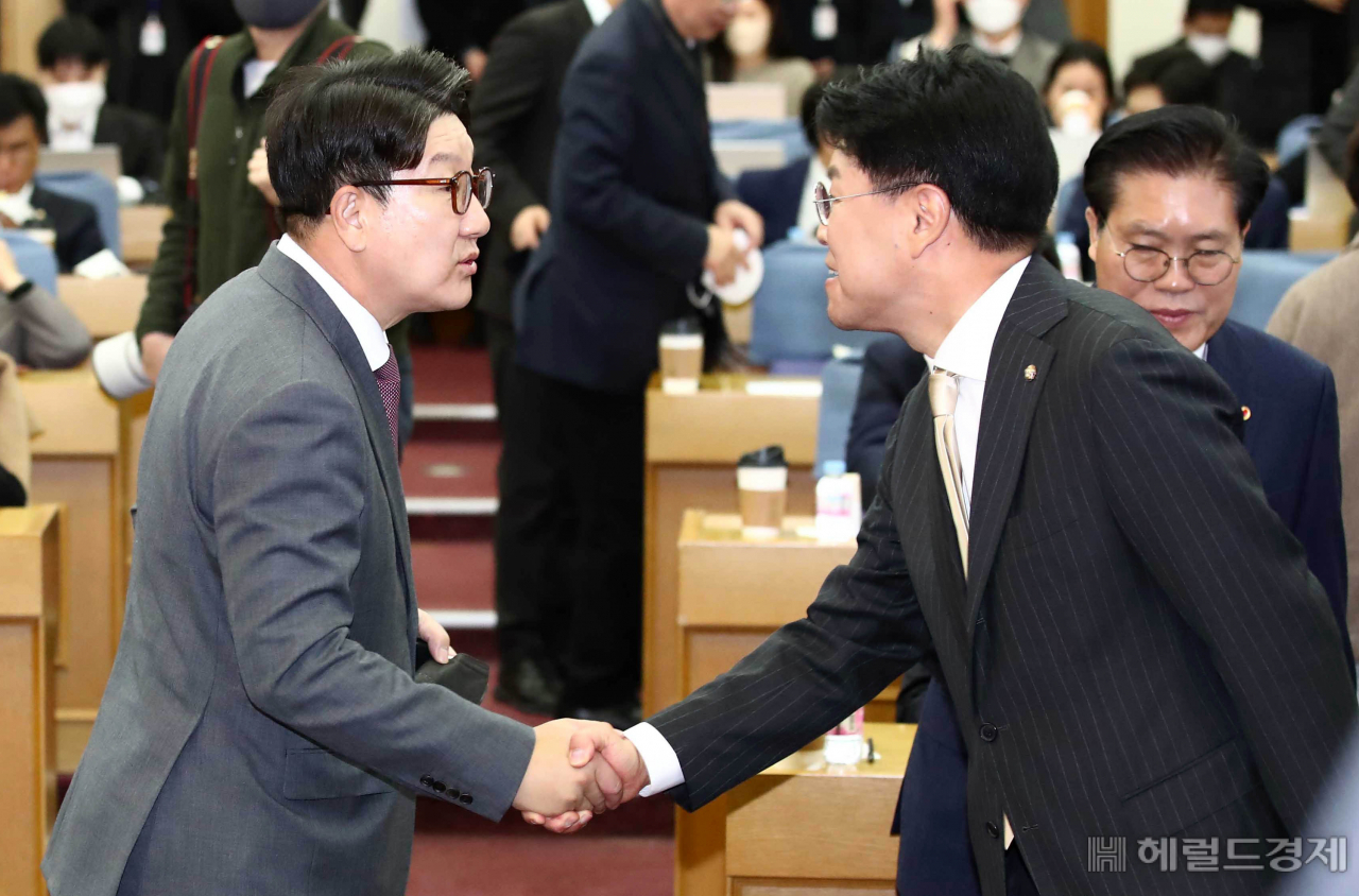 국민의힘 친윤(친윤석열)계 의원들의 공부 모임인 '국민공감'이 7일 오전 서울 여의도 국회의원회관 제1소회의실에서 첫 모임을 가진 가운데 권성동 의원과 장재원 의원이 악수하고 있다. 이상섭 기자