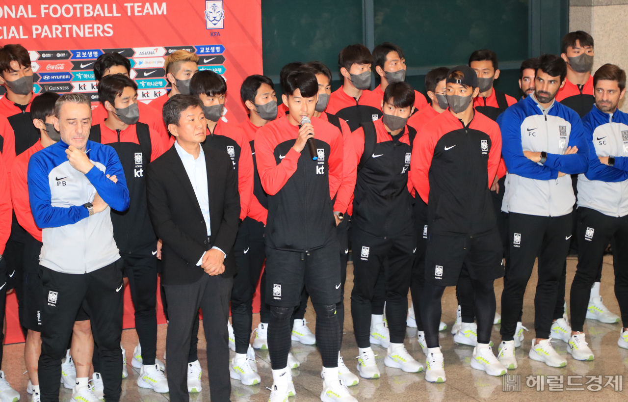 7일 인천 중구 인천국제공항 제1터미널에서 2022 카타르 월드컵 16강전을 마친 축구 국가대표팀이 귀국하고 있다. [영종도=임세준 기자]