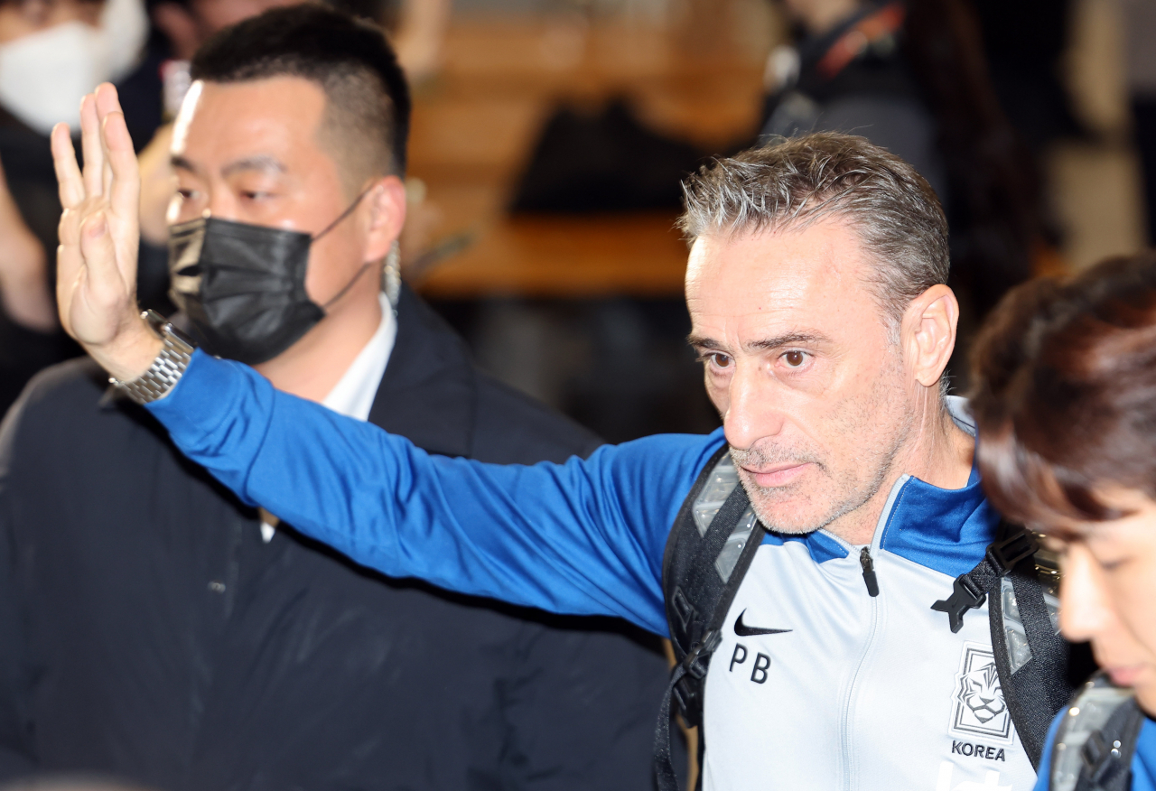 12년 만의 월드컵 16강 진출을 이룬 한국 축구대표팀의 파울루 벤투 감독이 7일 오후 인천국제공항을 통해 귀국, 마중나온 팬들을 향해 손을 흔들고 있다. [연합]