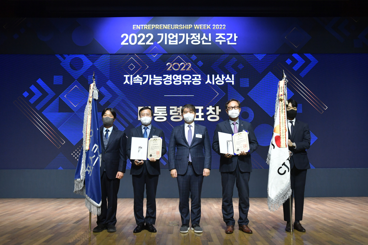 포스코에너지가 지난 7일 ‘2022 지속가능경영 유공 정부포상’에서 민간발전업계 최초로 최고상인 ‘종합ESG부문 대통령상’을 수상했다. 손용기(왼쪽에서 두번째) 포스코에너지 경영지원실장, 주영준(왼쪽 세번째) 산업통상자원부 산업정책실장이 기념촬영을 하고 있다. [포스코에너지 제공]