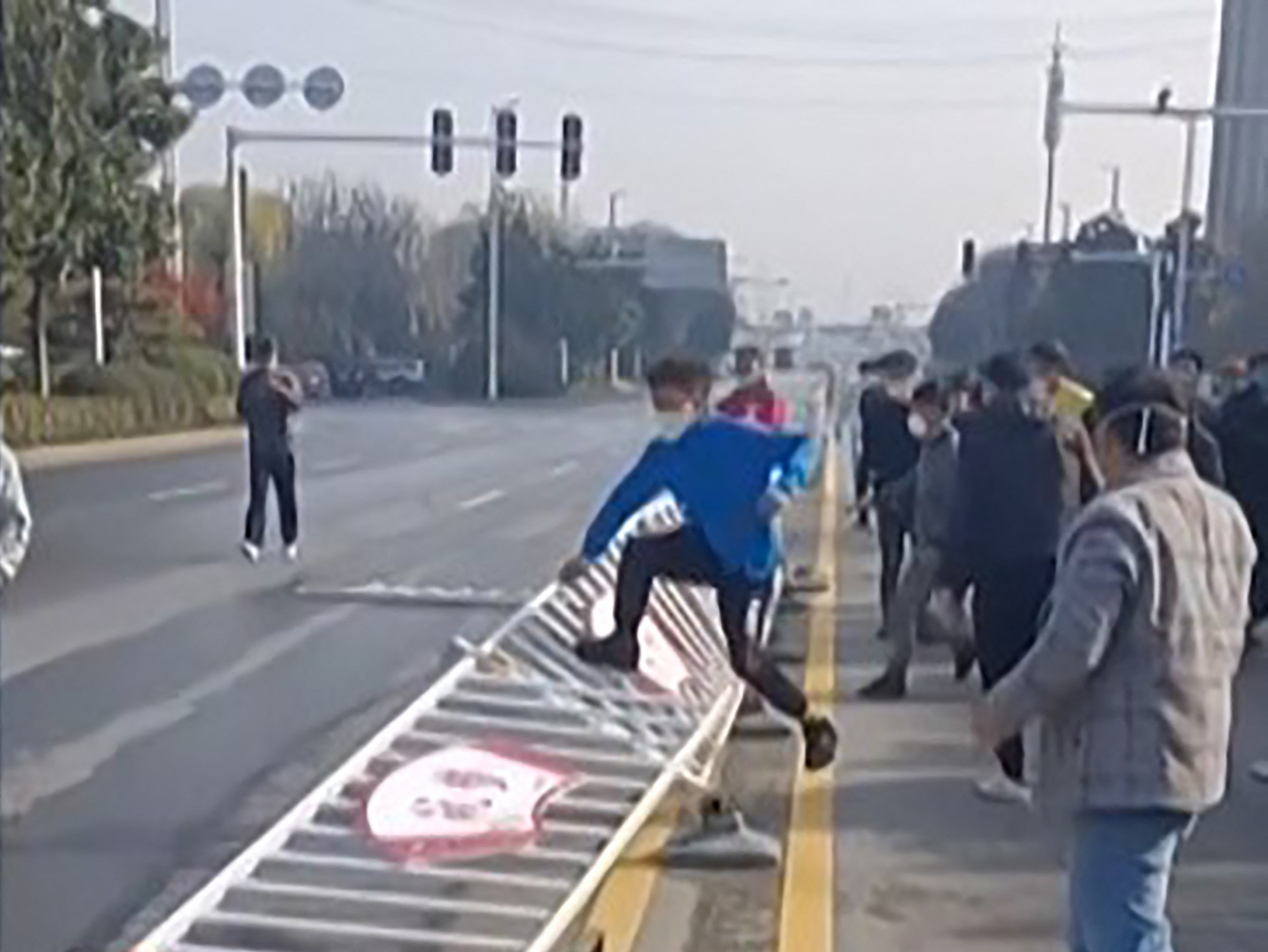 11월 23일 중국 정저우의 폭스콘 공장에서 노동자들이 코로나19 봉쇄 정책 등에 항의하며 시위를 하는 모습. [AFP]