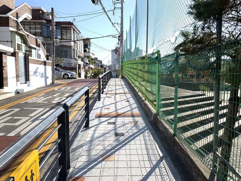전신주 정비로 깔끔해진 성동구 내 한 통학길 모습