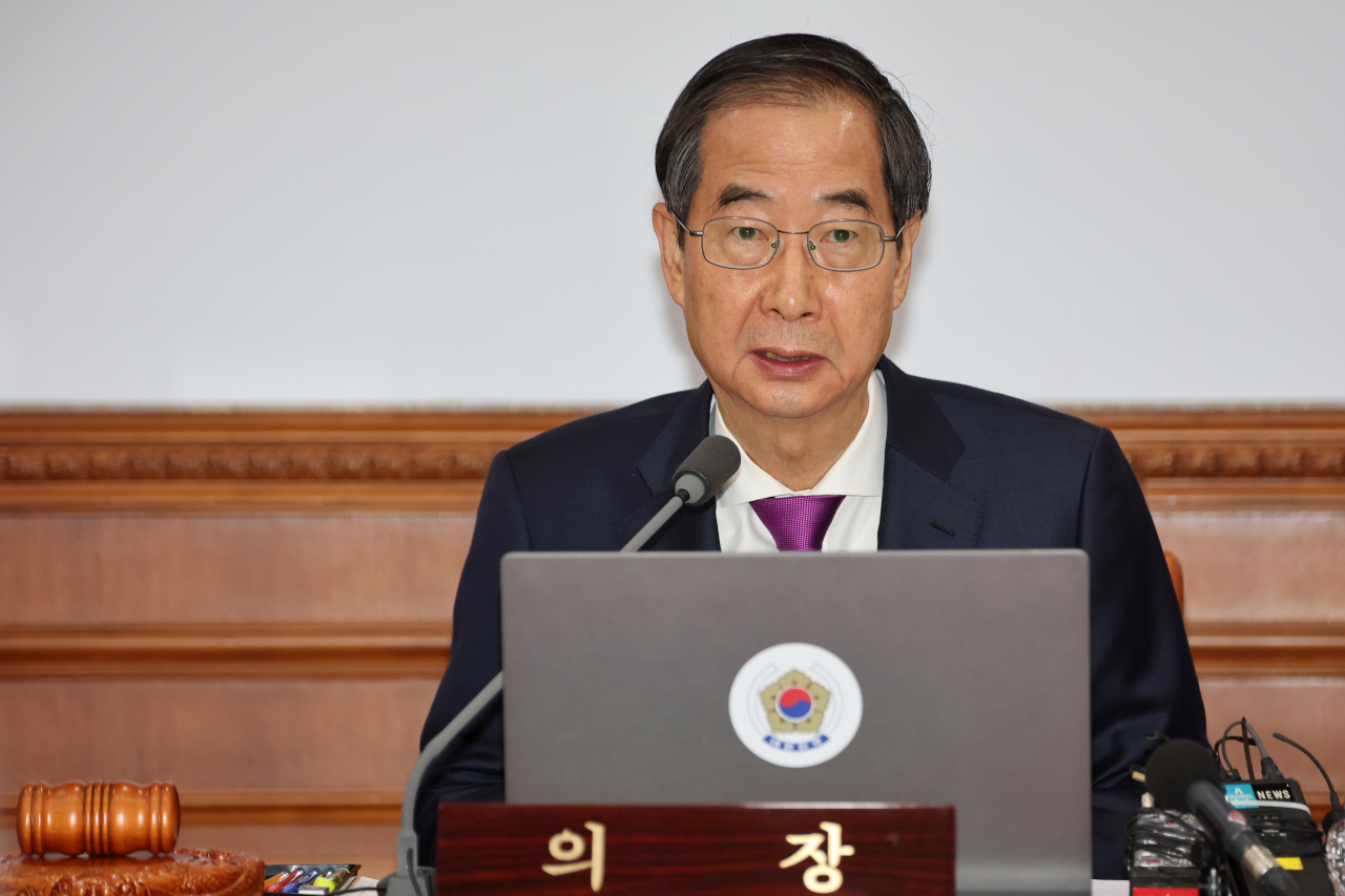한덕수 국무총리가 8일 정부서울청사에서 열린 임시 국무회의를 주재하고 있다. [연합]