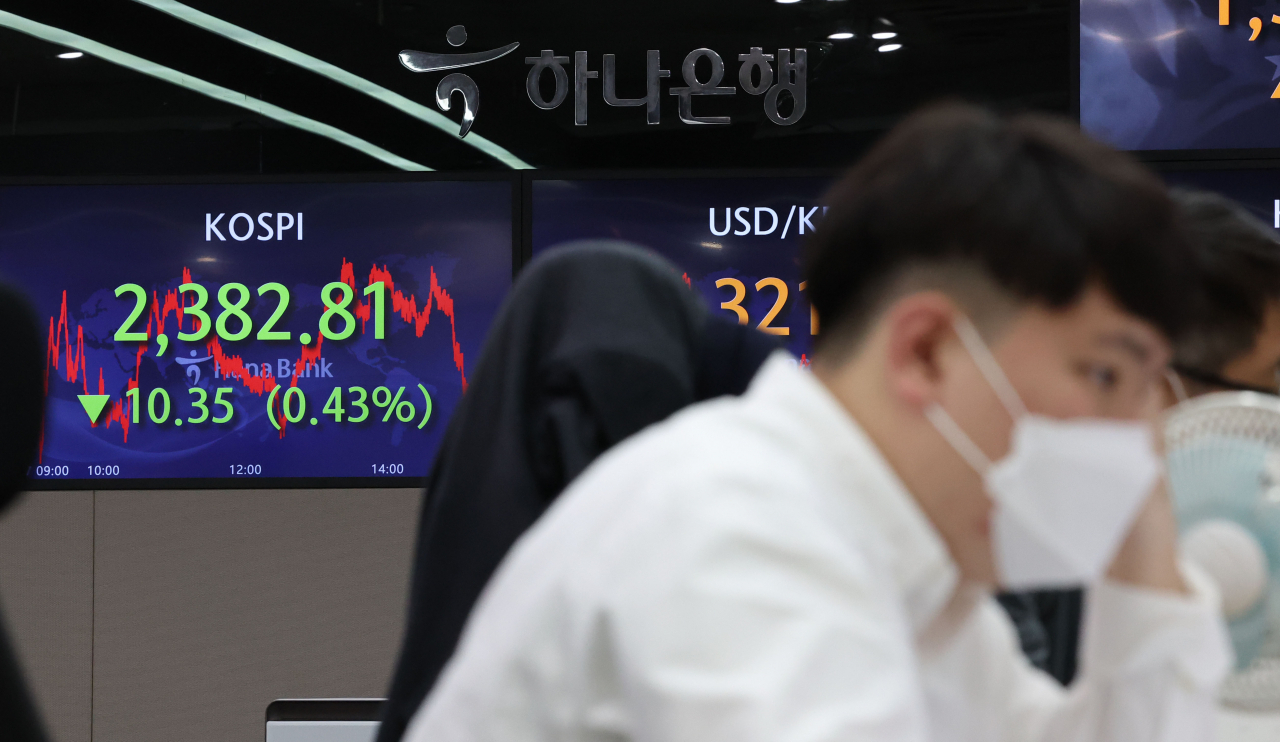 서울 중구 하나은행 딜링룸 전광판에 코스피 지수 등이 표시되고 있다. 연합뉴스
