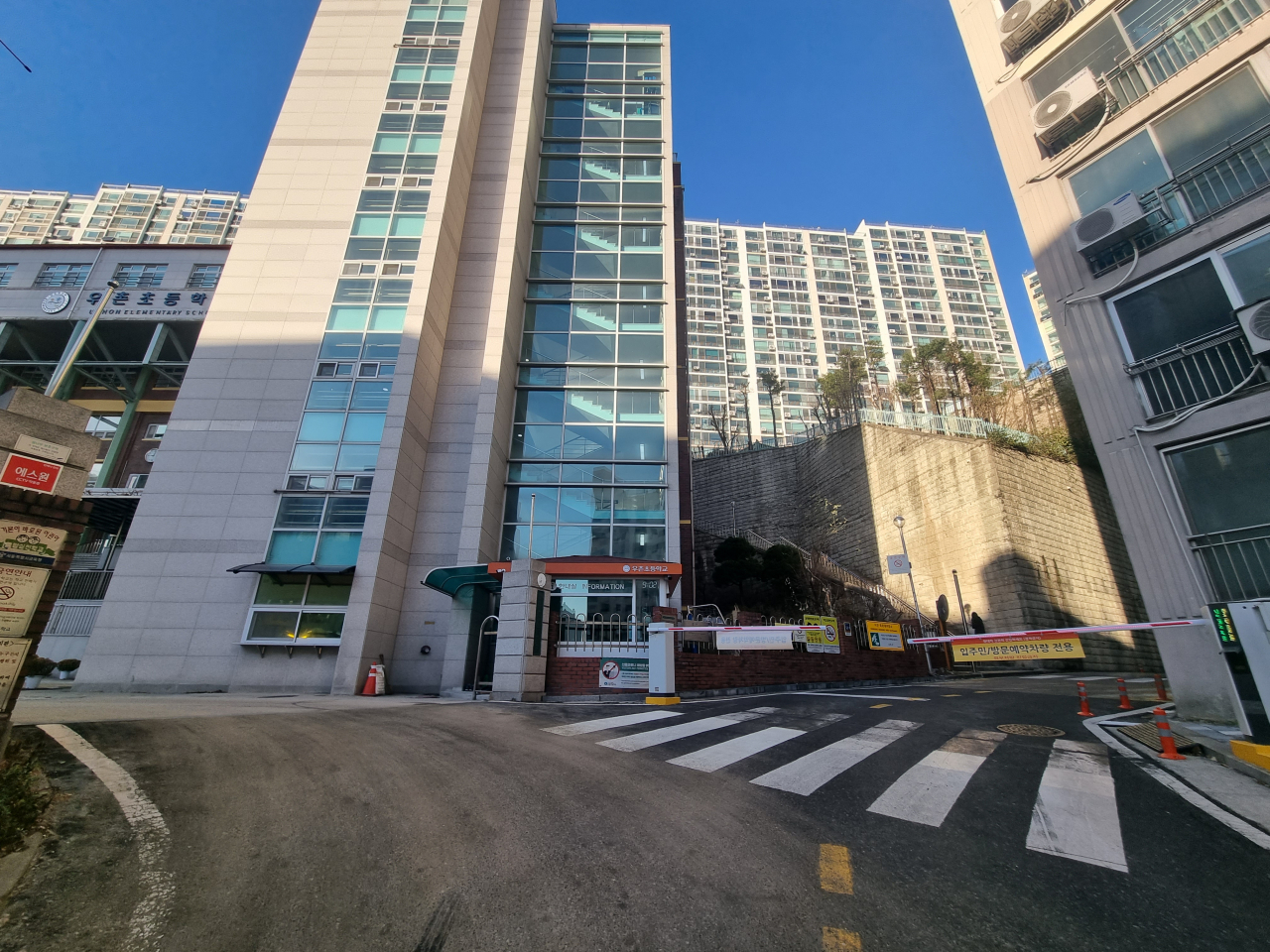 8일 서울 성북구 우촌초등학교 정문. 학교 정문 옆에 아파트주차장 출입로가 있다. 해당 학교 정문에는 무인 단속카메라가 없는 것으로 확인됐다. 김영철 기자