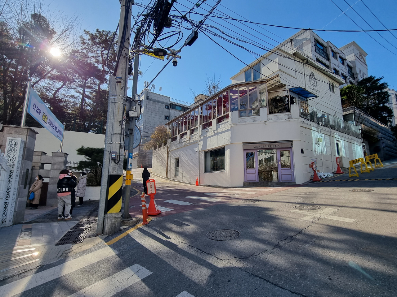 지난 6일 서울 언북초등학교 후문. 해당 학교 일대에는 차량들이 양방향으로 운행하고 있었다. 김영철 기자