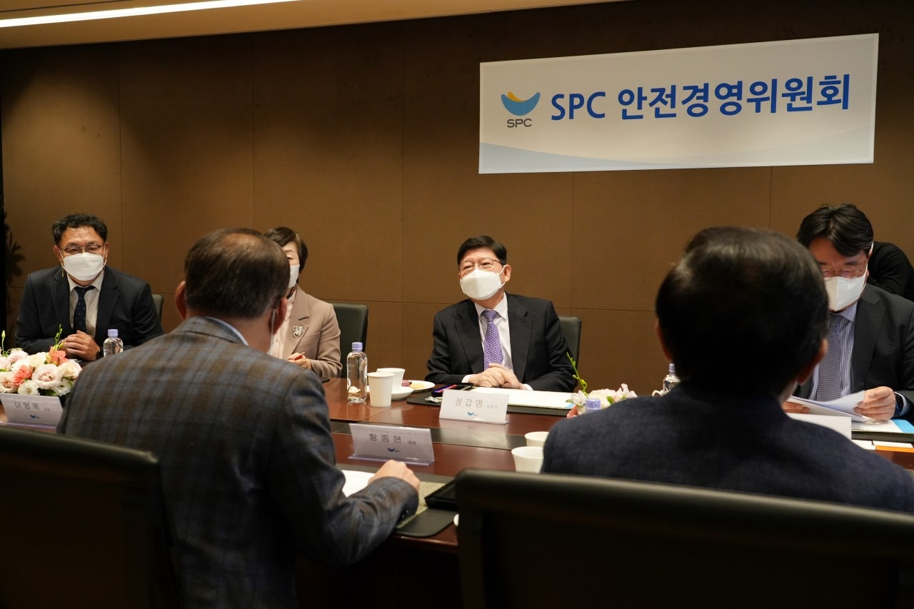 11월 18일 서울 서초구 양재동 SPC그룹 사옥에서 SPC안전경영위원회의 첫 회의가 진행되고 있다. 가운데가 정갑영 SPC 안전경영위원장(전 연세대 총장). [SPC그룹 제공]