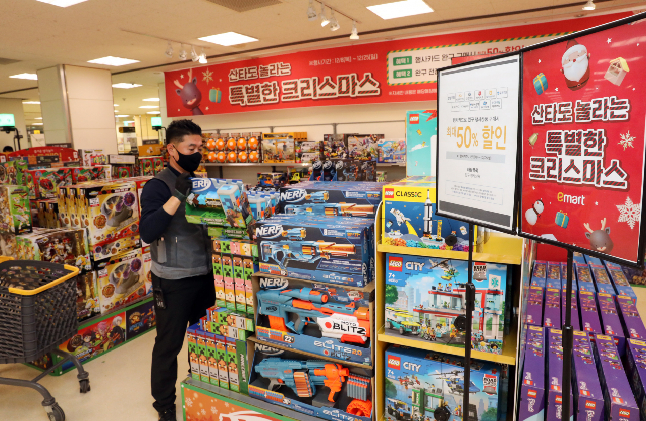 이마트 성수점 완구 매대. [이마트 제공]