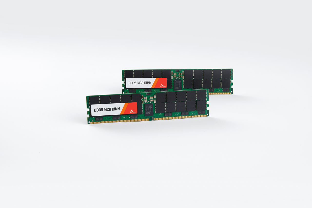 SK하이닉스가 개발한 세계 최고속 서버용 D램 제품 ‘DDR5 MCR DIMM’의 샘플 [SK하이닉스 제공]