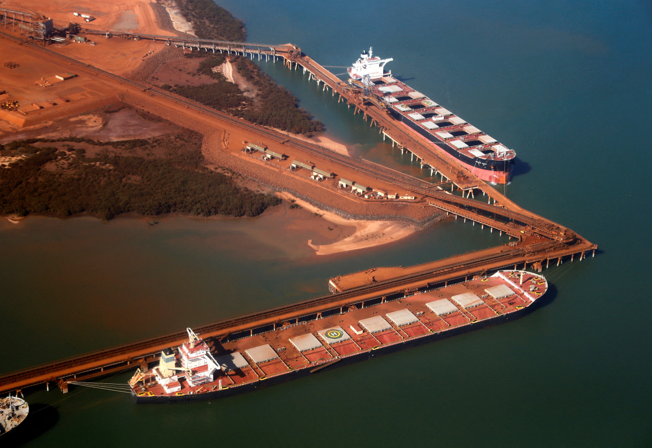 서호주(WA) 포트 헤들랜드(Port Hedland) 항구에서 철광석을 선적하려고 배들이 대기하고 있다. [로이터]