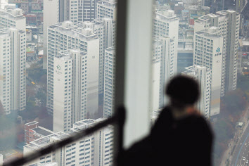 서울 송파구 롯데월드타워 전망대 서울스카이에서 바라본 서울 시내 아파트 모습. [연합]