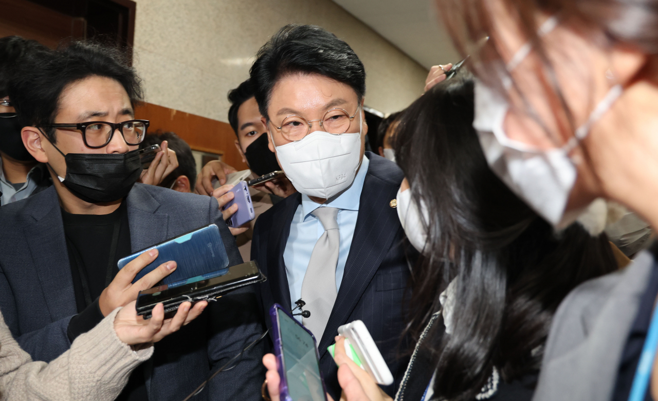 장제원 국민의힘 의원이 14일 국회 원내대표실에서 열린 중진의원 간담회를 마친 뒤 취재진의 질문에 답하고 있다. [연합]