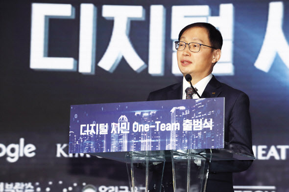 구현모 KT 대표가 7일 서울 송파구 소피텔 앰배서더 서울에서 ‘디지털 시민 One-Team’ 출범식에서 인사말을 하고 있다. [KT 제공]