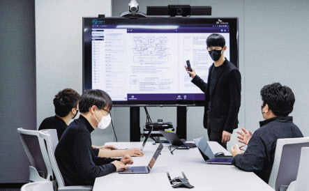 이종민(오른쪽 두 번째) SK텔레콤 미래 R&D 담당이 SKT 연구원들과 도심항공교통(UAM) 연동 기술 표준화를 위한 내부 회의를 하고 있다. [SK텔레콤 제공]