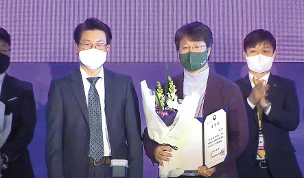 박재현(오른쪽 두 번째) 람다256 대표이사가 지난 7일 부산 벡스코에서 열린 ‘2022 블록체인 진흥주간’ 행사에서 과학기술정보통신부 장관 표창을 수상했다. [람다256 제공]