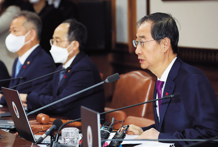 정부는 8일 민주노총 공공운수노조 화물연대본부(화물연대)의 '집단 운송거부 사태'와 관련해 철강·석유화학업종 운송거부자에 대한 업무개시명령을 발동했다. 이날 오전 9시30분부터 광화문 정부서울청사에서 한덕수 국무총리 주재로 임시 국무회의를 열어 추가 업무개시명령 안건을 심의했다. 윤석열 대통령은 발동을 재가해 현장에 즉시 전달했다. [연합]