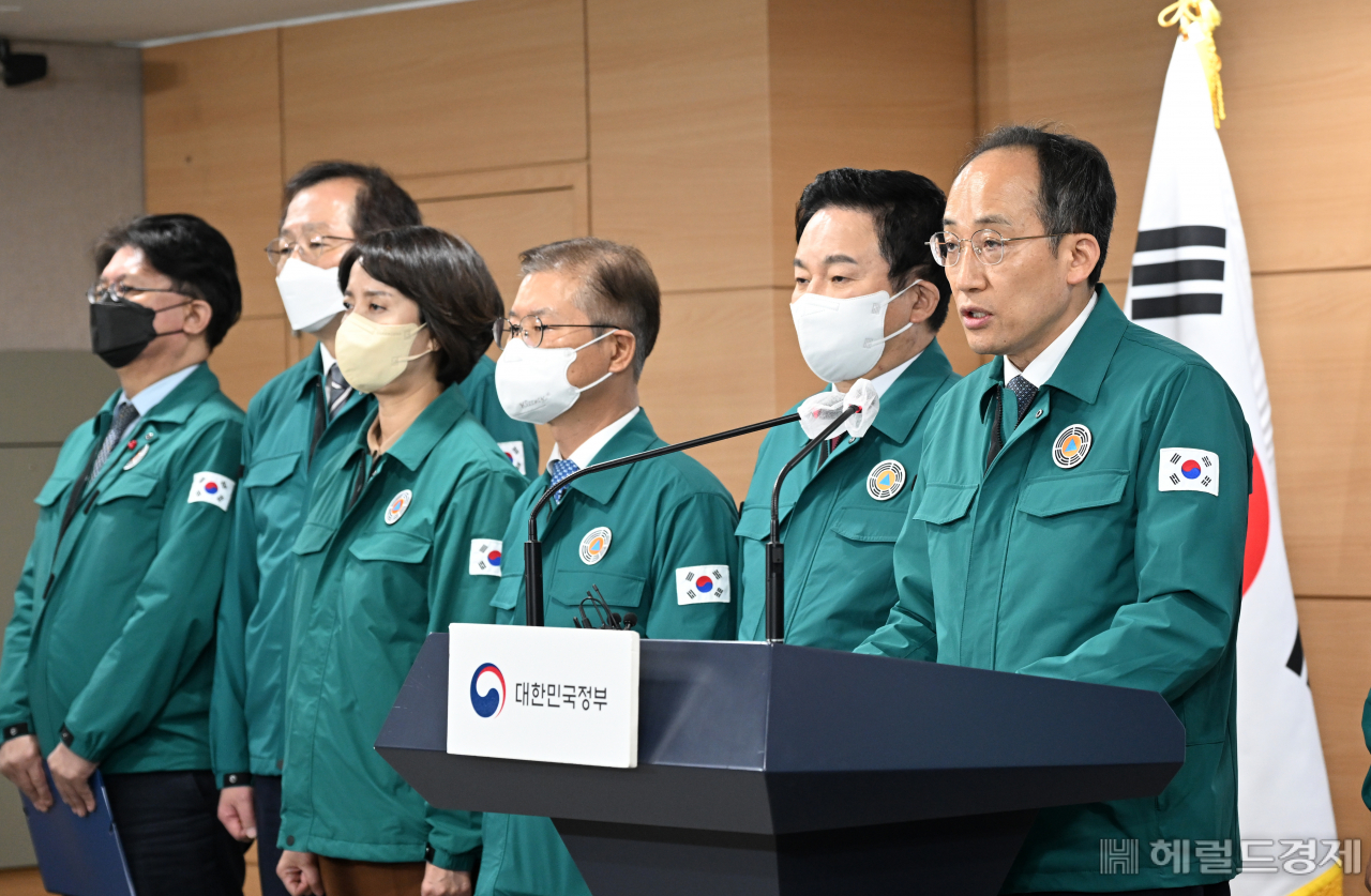 8일 서울 종로구 정부서울청사에서 화물연대 집단운송거부 관련 관계부처 합동브리핑이 진행된 가운데 추경호(오른쪽) 경제부총리가 관련 내용을 발표하고 있다. 임세준 기자
