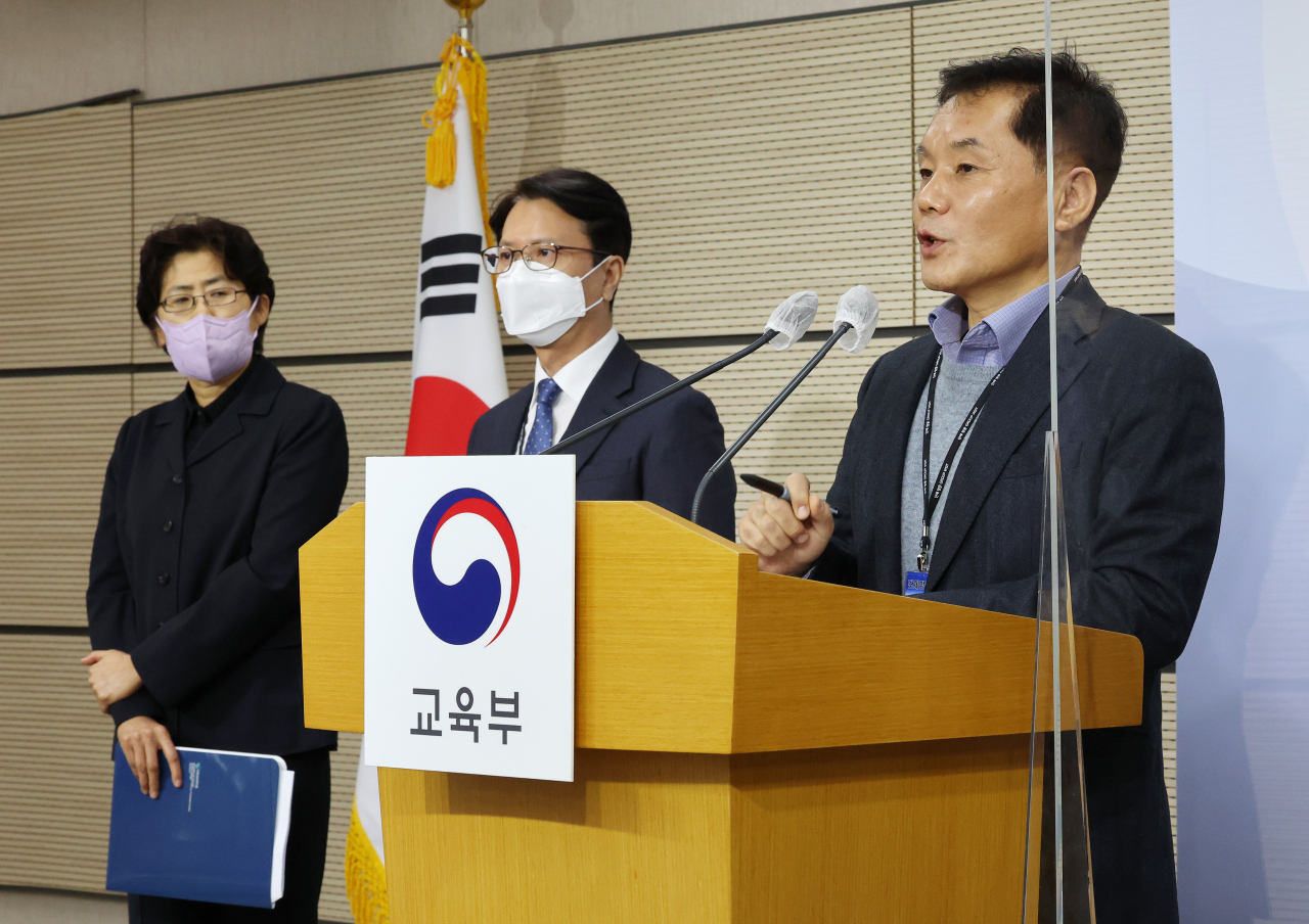 박정 대학수학능력시험 채점위원장(왼쪽부터), 이규민 한국교육과정평가원장, 문영주 수능본부장문영주 수능본부장이 8일 오전 세종시 정부세종청사에서 열린 2023학년도 대학수학능력시험 채점 결과 브리핑에서 취재진의 질문에 답변하고 있다.[연합]