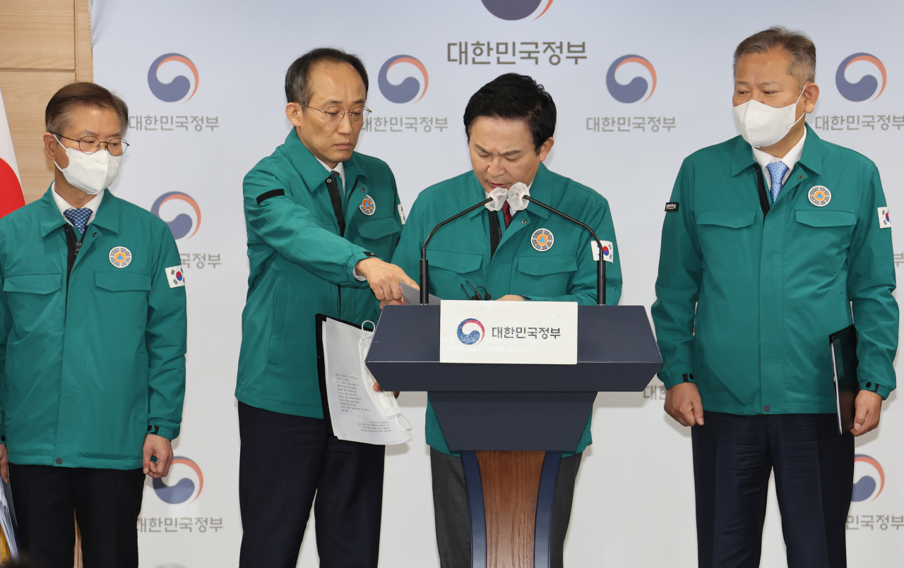 원희룡 국토교통부 장관이 8일 정부서울청사 브리핑실에서 '화물연대 집단운송거부' 관련 관계부처 합동 브리핑을 하고 있다. 이날 브리핑에는 추경호 경제부총리 겸 기획재정부 장관과 한동훈 법무부 장관, 이상민 행정안전부 장관, 이창양 산업통상자원부 장관, 이정식 고용노동부 장관, 이영 중소벤처기업부 장관, 조승환 해양수산부 장관, 윤희근 경찰청장이 참석했다. [연합]