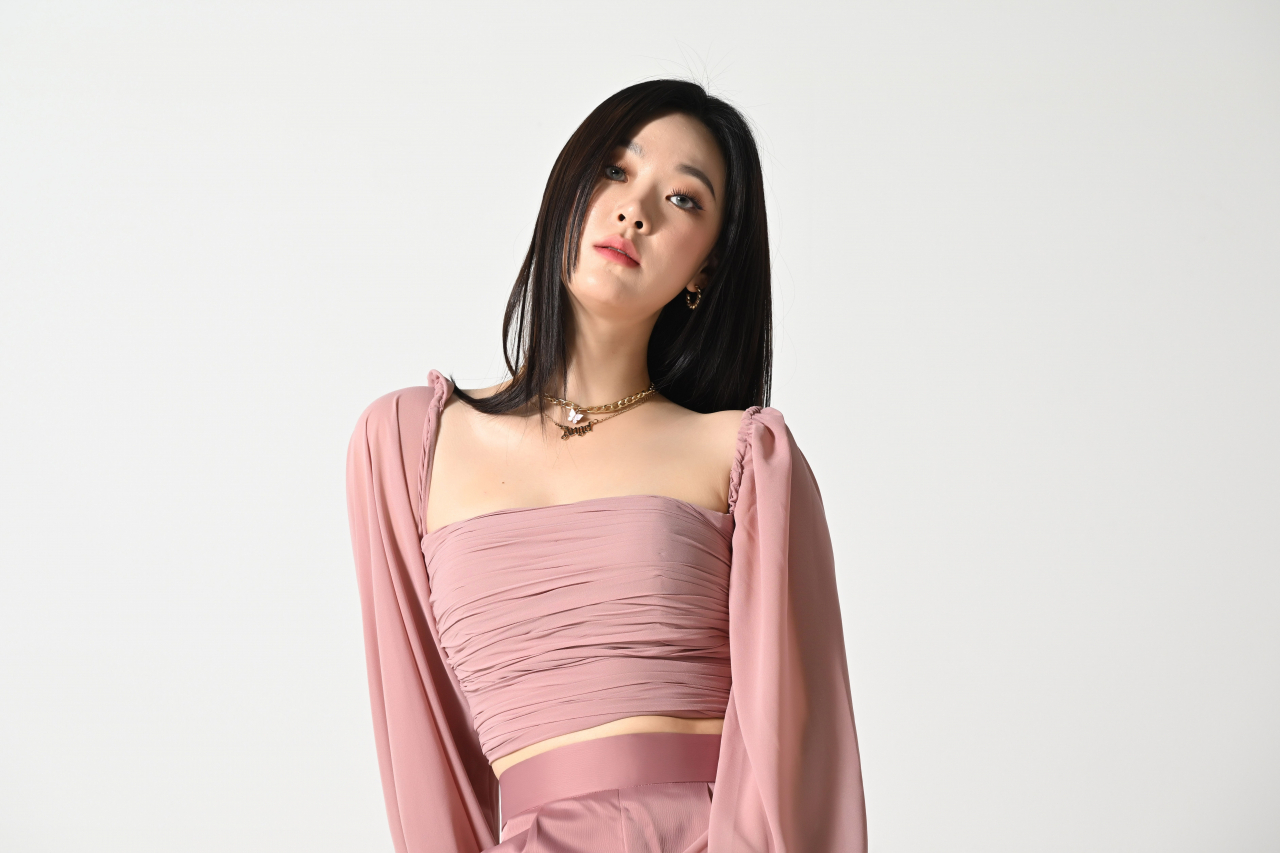 Singer-songwriter Saay poses for a picture during an interview with The Korea Herald at the Herald Corp. headquarters in Seoul on Nov. 18. (Im Se-jun/The Korea Herald)