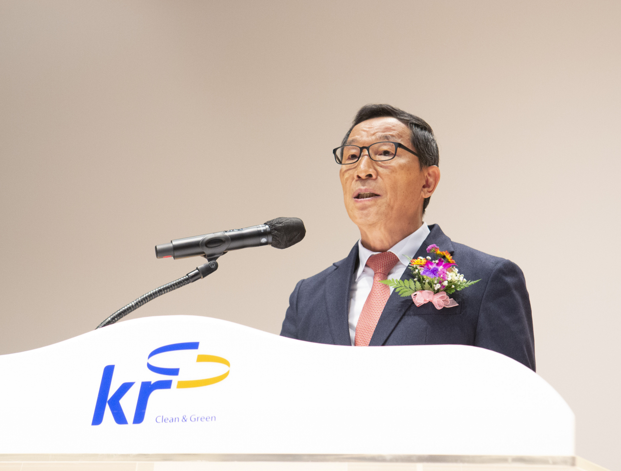 114주년 기념사를 하고 있는 이병호사장