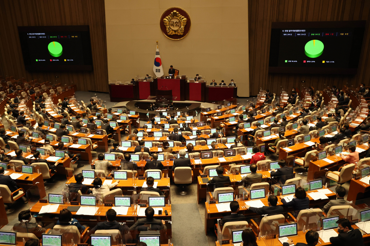 8일 국회에서 열린 본회의에서 내년 6월부터 '만나이 통일'하는 민법 일부개정 법률안이 통과되고 있다. [연합]
