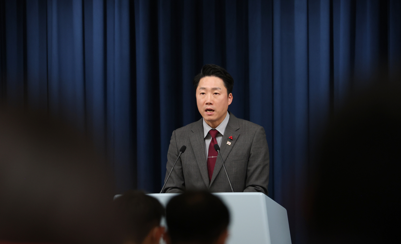 이재명 대통령실 부대변인이 8일 오후 서울 용산 대통령실 청사에서 윤석열 대통령이 오는 15일 국정과제 점검회의를 주재한다고 밝히고 있다. [연합]