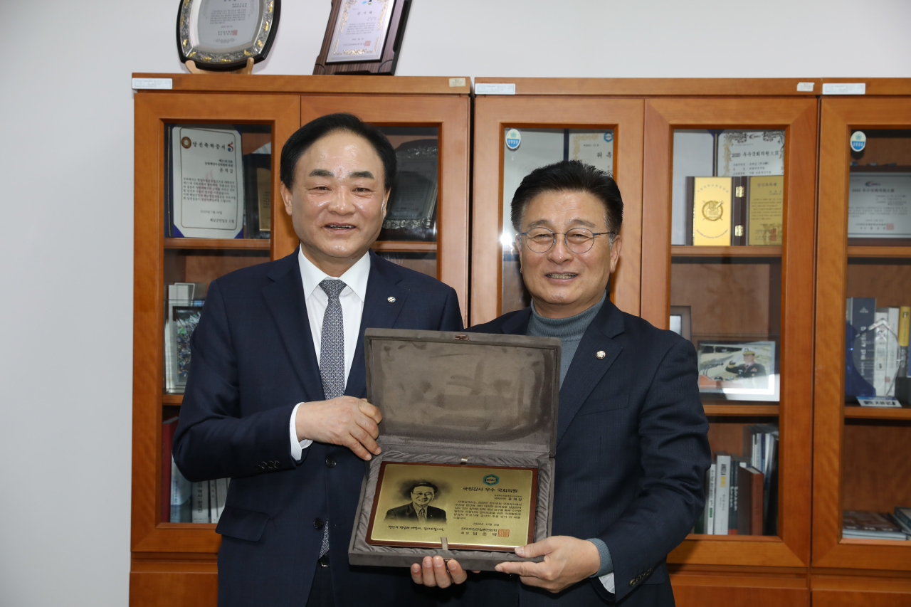임준택 한국수산산업총연합회 회장(좌측)이 더불어민주당 윤재갑 의원(우측)에게 올해 국정감사에서 수산 정책 개선을 위해 의정활동을 펼친 공로로 국내 수산산업 단체를 대표해 감사패를 전달하고 있다. [사진=한국수산산업총연합회]