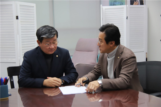 신영대 더불어민주당 국회의원(오른쪽)이 7일 국회에서 전해철 국회 환경노동위원회 위원장을 만나 ‘라돈 침대’ 군산 소각 문제에 대해 상의하고 있다. 전 위원장은 신 의원의 설명을 들은 뒤 ‘신 의원의 말에 공감한다’고 말한 것으로 전해졌다. [사진=신영대 의원실]
