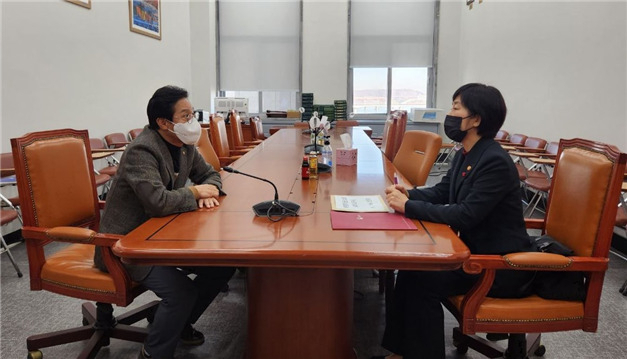 신영대 더불어민주당 국회의원(왼쪽)이 8일 국회에서 한화진 환경노동부 장관을 만나 ‘라돈 침대’ 군산 소각 문제에 대해 항의하고 있다. 환경부는 신 의원과 한 장관이 면담한 후 라돈침대 소각을 중지하겠다고 밝혔다. [사진=신영대 의원실]