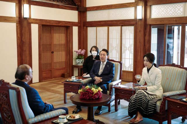 윤석열 대통령과 김건희 여사가 6일 오후 청와대 상춘재에서 응우옌 쑤언 푹 베트남 국가주석과 차담을 하고 있다. [대통령실 제공]