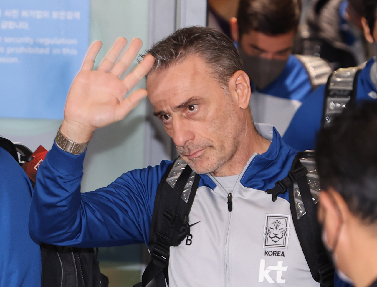 12년 만의 월드컵 16강 진출을 이룬 한국 축구대표팀의 파울루 벤투 감독이 7일 오후 인천국제공항을 통해 귀국, 마중나온 팬들을 향해 손을 흔들고 있다. [연합]