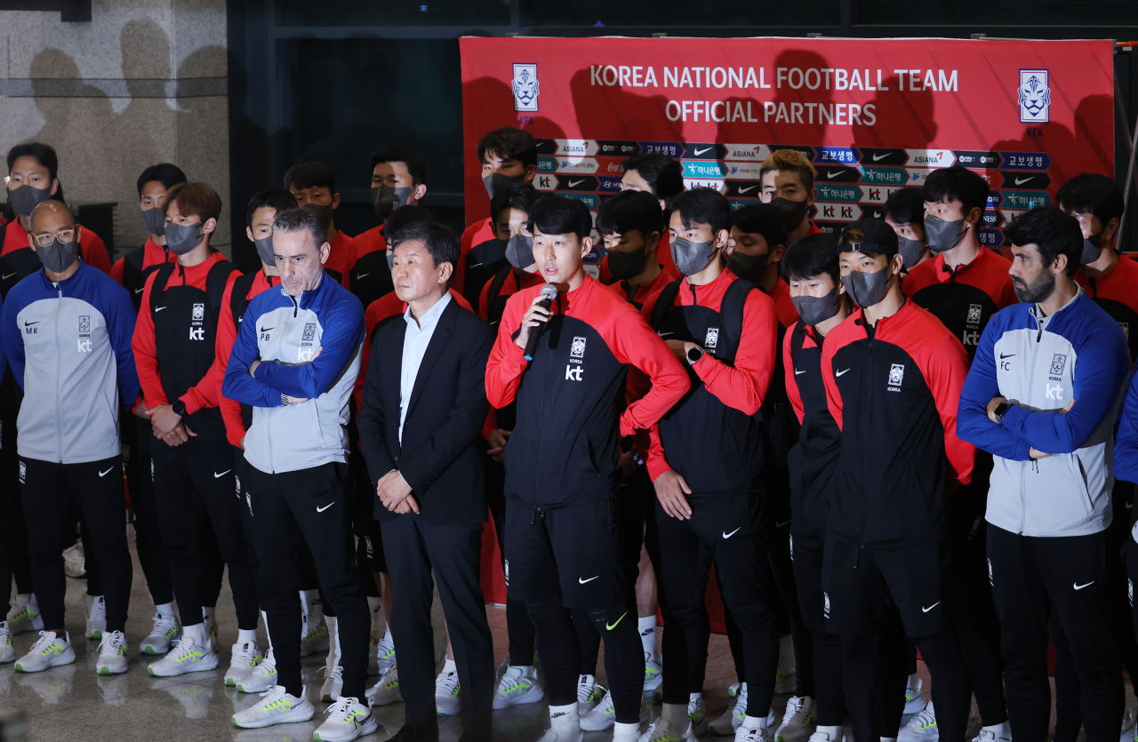 12년 만의 월드컵 16강 진출을 이룬 한국 축구대표팀의 손흥민이 7일 오후 인천국제공항을 통해 귀국, 인사말을 하고 있다. [연합]