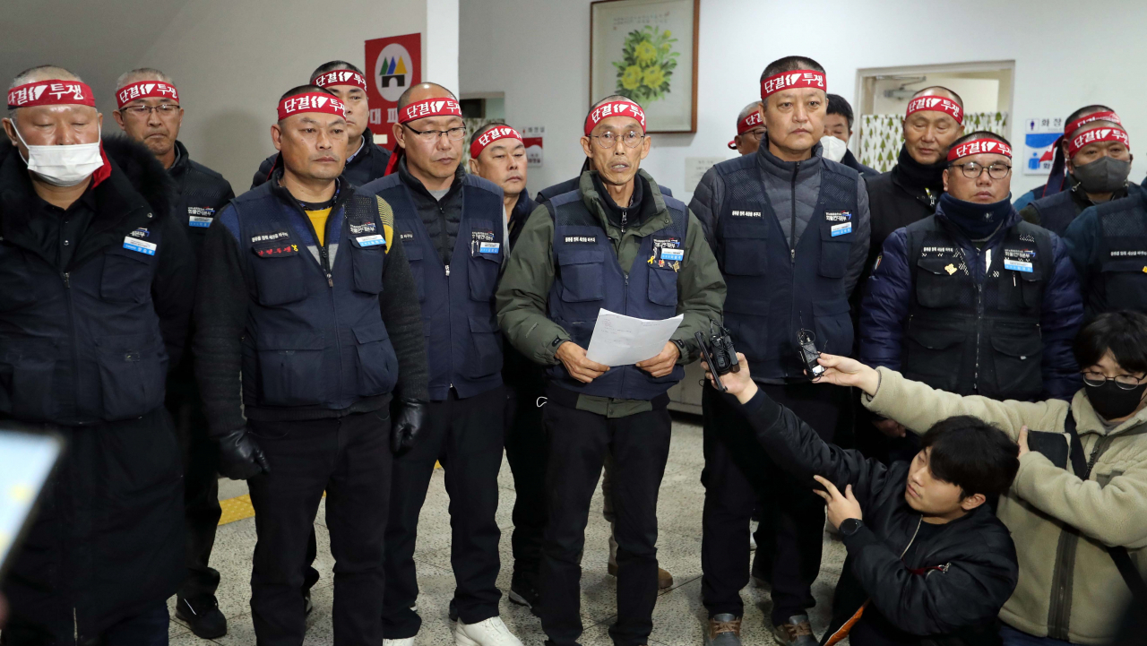 화물연대가 파업 철회 여부를 9일 전 조합원 투표를 거쳐 결정겠다고 8일 밝혔다. 화물연대 집행부는 이날 오후 대전 민주노총 대전지부에서 중앙집행위원회의를 소집해 파업 중단 여부를 논의했지만, 결론을 내리지 못하고 내일 전 조합원에게 의견을 묻기로 했다. [연합]