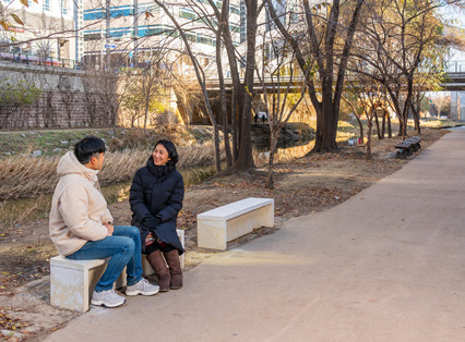9일 폐마스크를 이용해 만든 ‘새활용 벤치’에 시민이 앉아 대화를 나누고 있다. [서울시 제공]