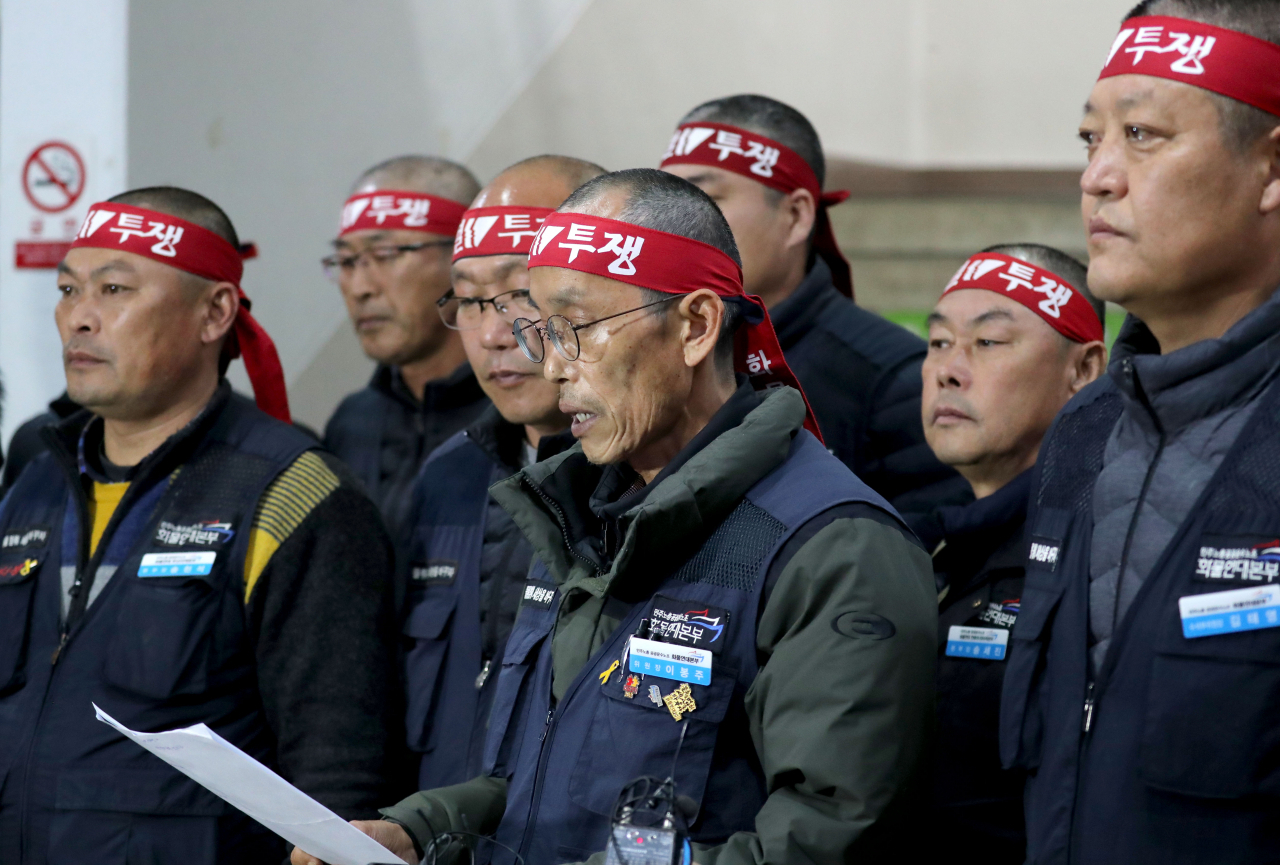 화물연대 집행부 관계자들이 대전 대덕구 민주노총 대전지역본부 건물 앞에서 기자회견을 열고 9일 오전 파업 철회를 위한 전 조합 투표를 실시하겠다고 발표하고 있다.[연합]