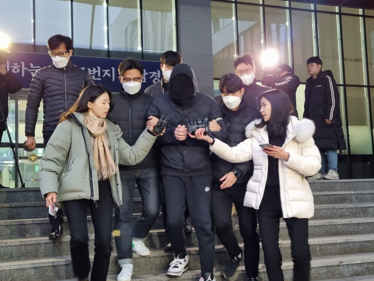 만취 상태로 어린이보호구역에서 초등생을 차로 쳐 숨지게 한 혐의를 받는 30대 남성이 9일 오전 검찰에 송치되기 위해 서울 강남경찰서 유치장을 나오고 있다. 김영철 기자