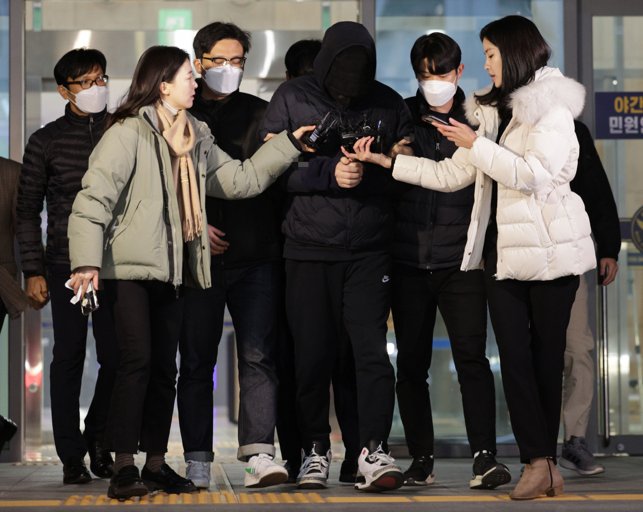 음주운전을 하다가 어린이보호구역(스쿨존)에서 초등학교 3학년생을 치어 숨지게 한 30대 남성 A씨가 9일 오전 서울 강남경찰서에서 검찰로 송치되고 있다. [연합]