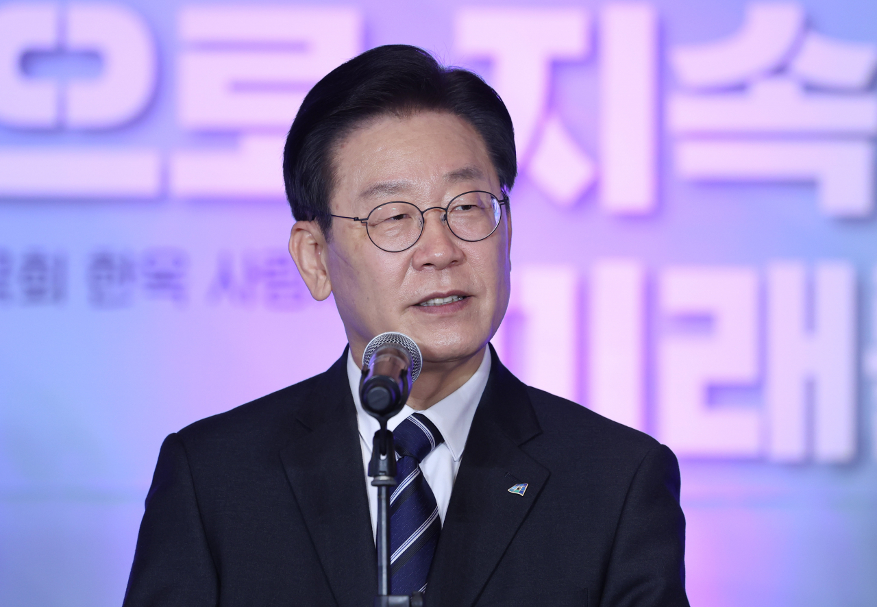 이재명 더불어민주당 대표가 7일 오후 국회 사랑재에서 열린 전국 사회연대경제 지방정부협의회 2022 출범식에서 축사하고 있다. [연합]