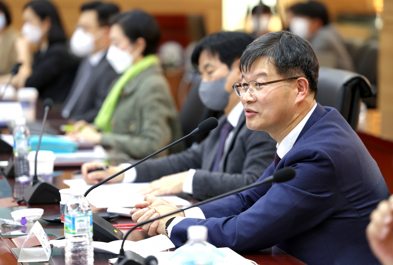 9일 정부에 따르면 현재 국민연금 보험료율은 9%다. 경제협력개발기구(OECD) 평균인 18.2%의 절반 수준에 불과하다. 2018년 국민연금 4차 재정계산 결과, 해당 제도를 유지할 경우 2057년에는 기금이 고갈된다. 국민연금은 이에 보험료율을 올려 고갈 시점을 늦추는 시나리오를 연구하고 있다. 지난 8일 서울 강남구 국민연금공단 서울남부지역본부에서 열린 '국민연금 전문가 포럼'에서 발언하고 있는 이기일 보건복지부 제1차관. [연합]